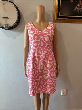 Siri Pink and white geometric print sleeveless dress with V-neckline
